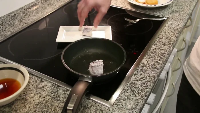 Freír el pulpo rebozado en la sartén hasta que esté ligeramente dorado.