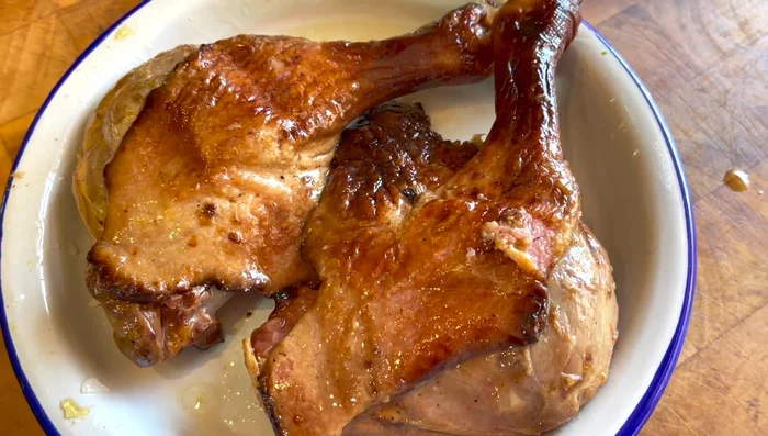 Retirar los muslos, desmenuzar la carne y reservar (148.519).
