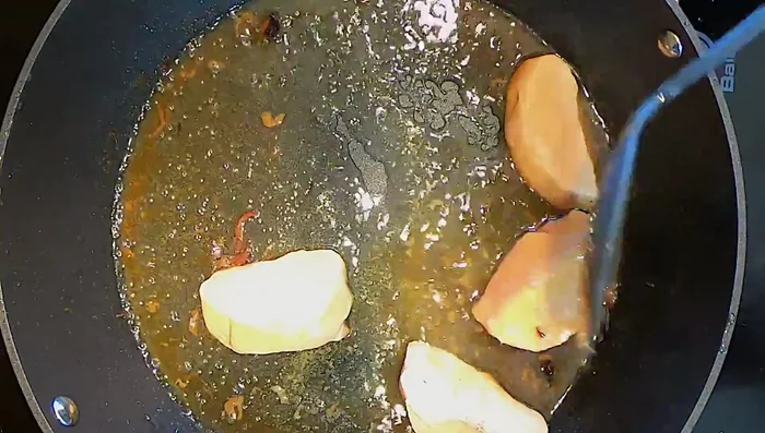 Agregar el foie gras congelado a la grasa del pato y remover para que suelte su grasa (156.72).