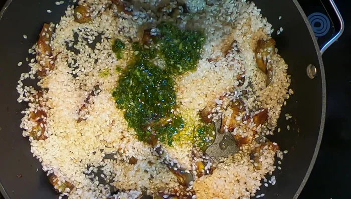 Añadir la majada de ajo, perejil y aceite (209.76).