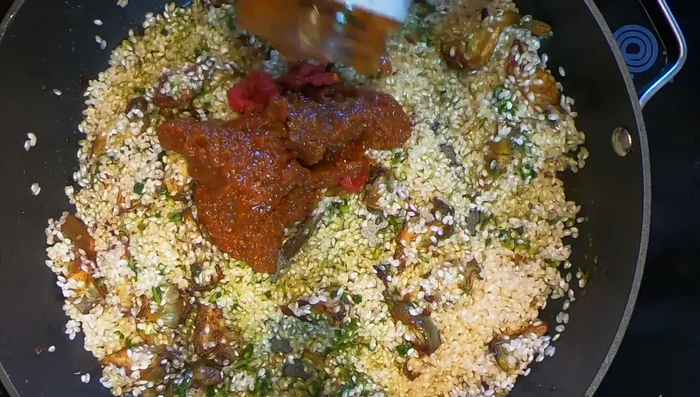 Incorporar el concentrado de tomate y el sofrito de cebolla (226.56).