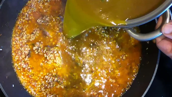 Agregar el caldo de verduras caliente, azafrán y remover (266.16).