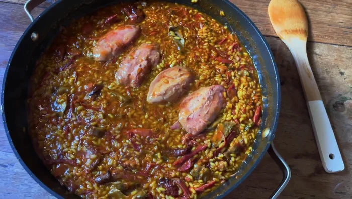 En los últimos 3 minutos, añadir los trozos de foie gras a la superficie (320.479).