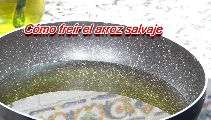 Alternativa para el arroz: Sofreír el arroz salvaje en una sartén con aceite a fuego fuerte durante unos segundos.