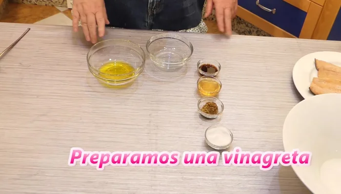Preparar la vinagreta: Mezclar aceite, vinagre, salsa Perrins, miel, mostaza y sal.