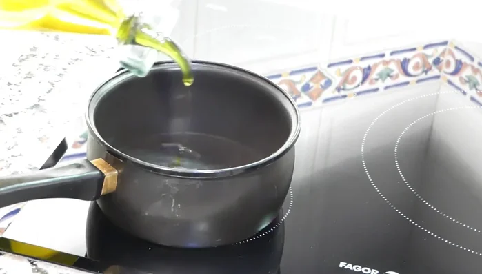 Cocer el arroz salvaje: Poner agua a fuego máximo, añadir aceite, y luego el arroz. Una vez que hierva, bajar el fuego y cocinar durante 25 minutos. Dejar reposar y enjuagar.