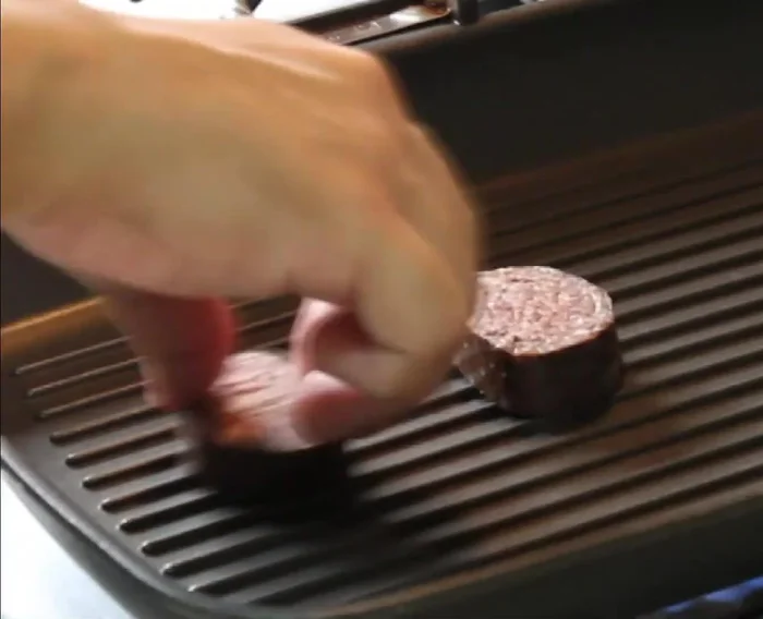 Poner las morcillas en una parrilla caliente hasta que estén crujientes (113.079).