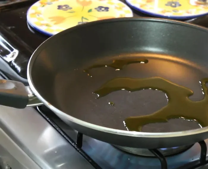 Calentar una sartén con aceite de oliva. Agregar los ajos y los pimientos. Saltear durante un par de minutos (31.239).