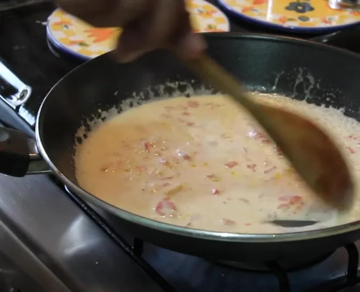 Una vez hierva, añadir un poco de cayena para darle un toque picante. Dejar reducir y espesar la crema (61.68).