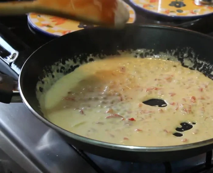 Agregar el queso manchego rallado y esperar a que se derrita. Reservar (90.119).