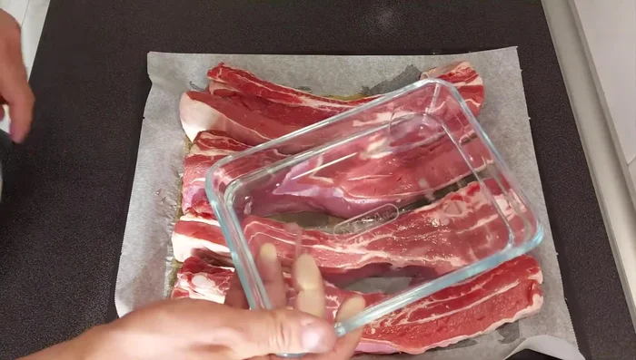 Introducir un recipiente con agua en el horno para crear humedad. Hornear durante 2 horas y media.
