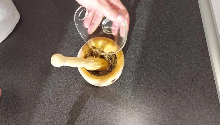 Añadir el vino blanco al majado y mezclar bien.