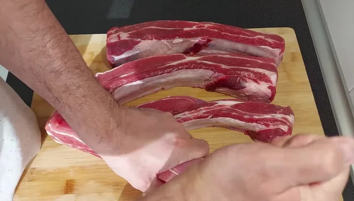Precalentar el horno a 100 grados (arriba y abajo). Agujerear la carne de las costillas para que el majado penetre mejor.