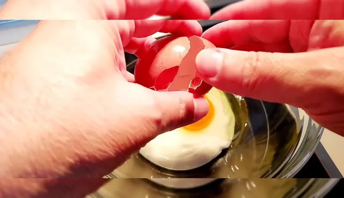 En un recipiente, mezclar el yogur griego, el huevo, la vainilla y el aceite de coco derretido.