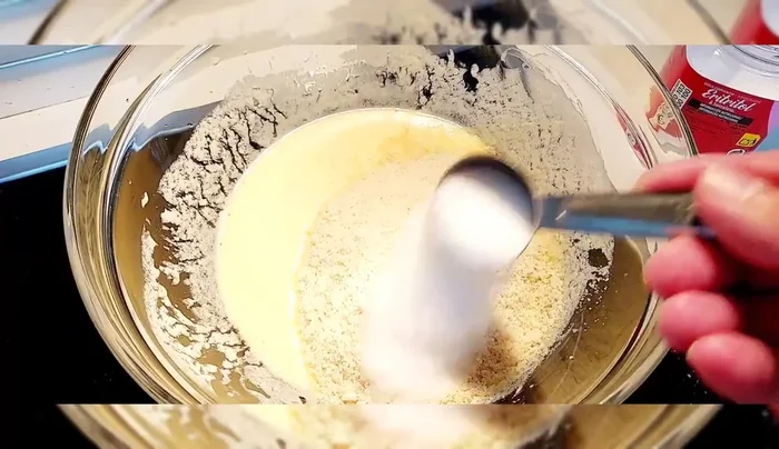 Añadir la harina de almendras, la cucharada de Mérida y los polvos de hornear. Mezclar bien hasta integrar todos los ingredientes.