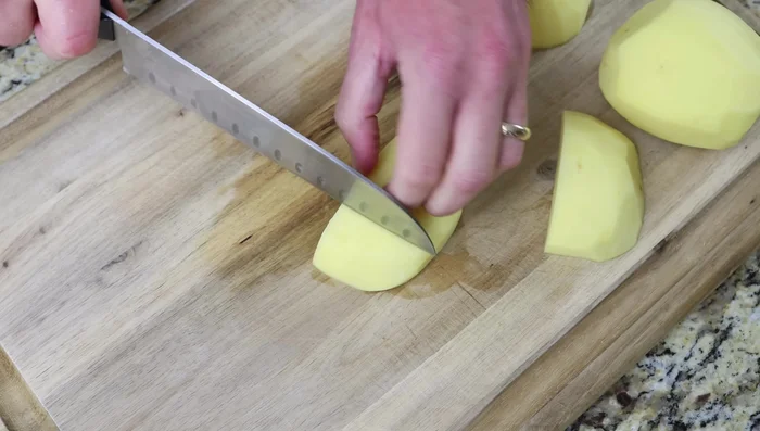 Cortar las papas peladas y lavadas en trozos pequeños del tamaño de un bocado (aprox. 1.25 cm de grosor).