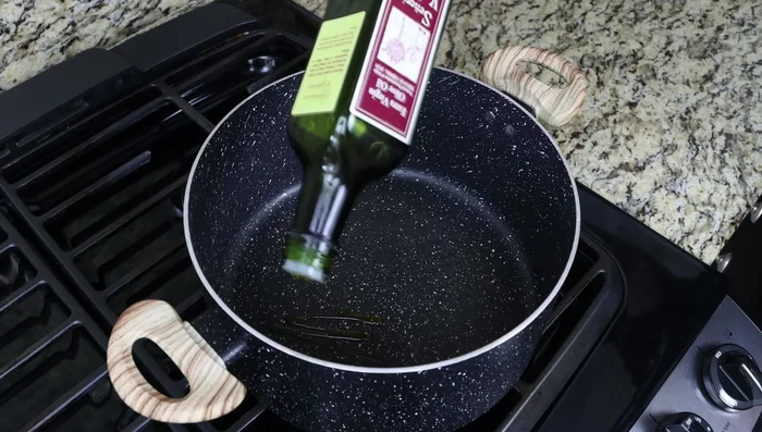 Calentar el aceite de oliva en una olla a fuego medio. Agregar las verduras picadas (excepto las papas), y saltear durante 5 minutos.