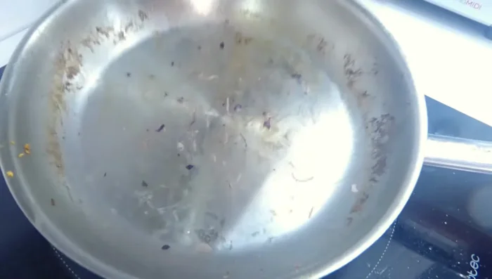 En una sartén con aceite de oliva, añadir pimentón y el caldo de las gambas. (115.84)