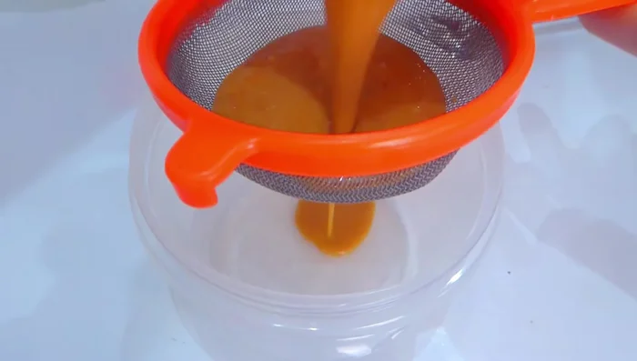 Colar la salsa para obtener un sabor más limpio. (76.68)