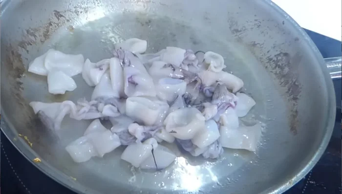 En la misma sartén, saltear los chipirones limpios con aceite de oliva y sal hasta que estén cocidos. (88.479)