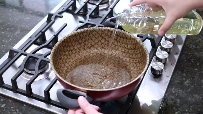 Poner suficiente aceite en una cacerola. Agregar cebolla cortada en julianas y dos dientes de ajo sin cáscara. Sofreír hasta que la cebolla esté traslúcida.
