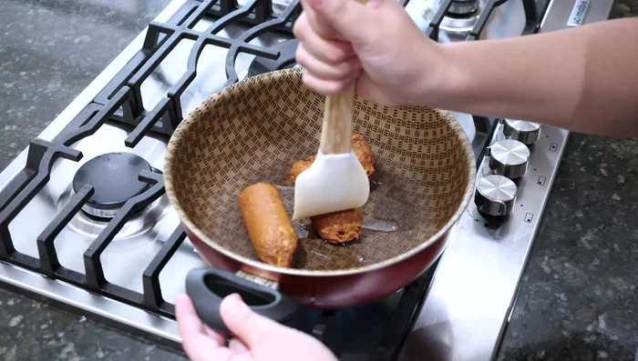 En una cacerola con aceite, freír 1 taza de chorizo hasta que esté dorado.