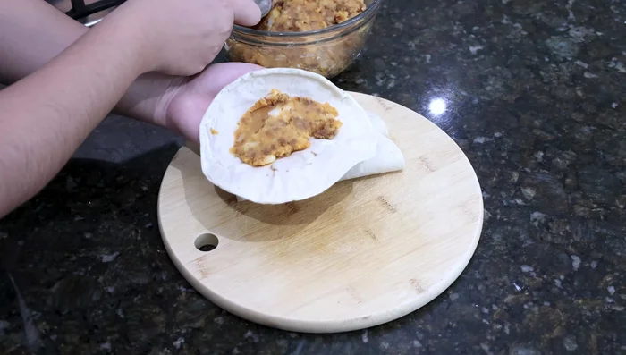 Rellenar las tortillas de maíz calientes con la mezcla de papa y chorizo.