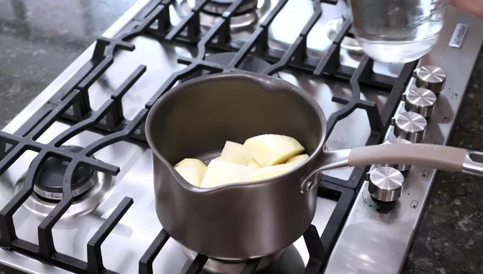En una olla, poner 3 papas en trozos, sal al gusto y agua hasta cubrir. Tapar y cocinar por 20 minutos.