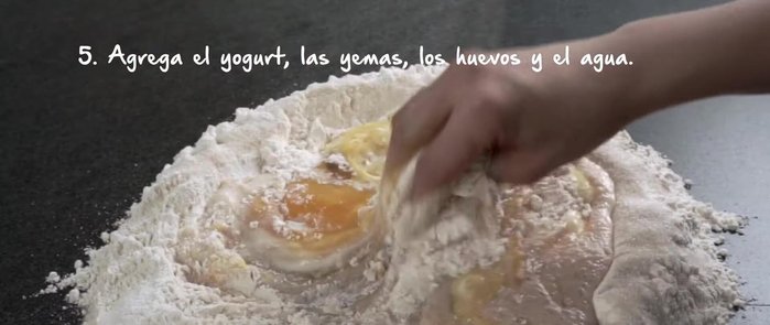 Se mezclan los ingredientes. (Faltan detalles específicos del procedimiento. Se presume que la siguiente pausa [31.759] representa un paso importante en la preparación).