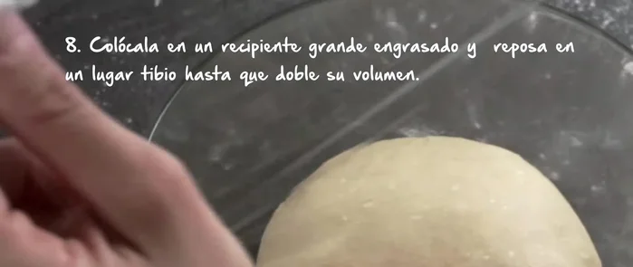 Se deja reposar la masa. (La música de fondo [42.05] indica un tiempo de espera).