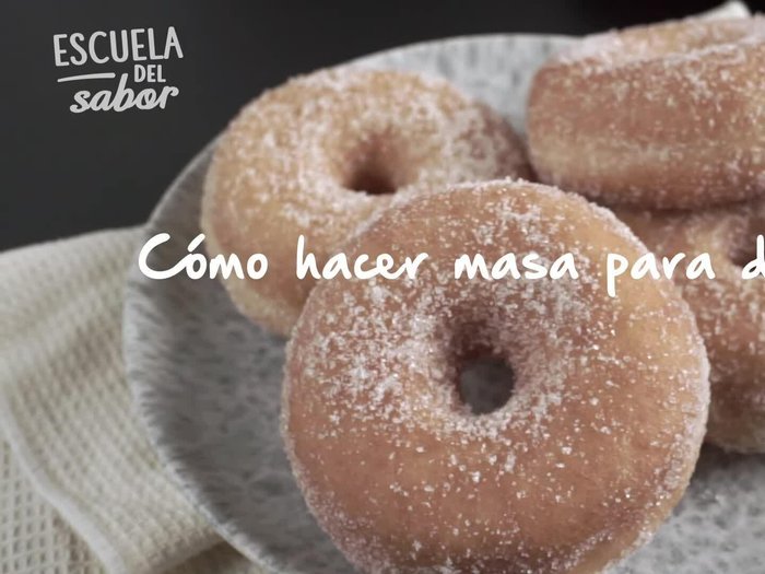 Se inicia con la preparación de la masa para donas. (Se asume que la música de fondo [0.24] y risas [22.64] son parte del proceso de preparación, pero no hay detalles específicos)