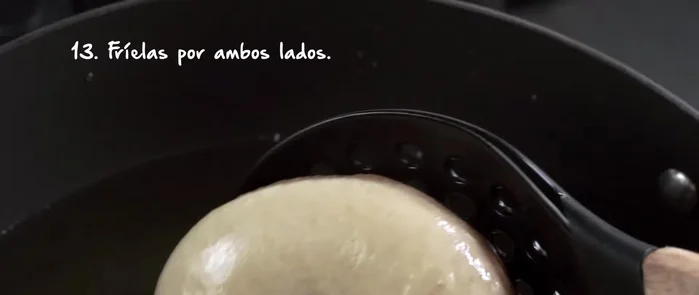 Se fríen las donas. (Los aplausos [67.8] sugieren la culminación exitosa de la fritura).