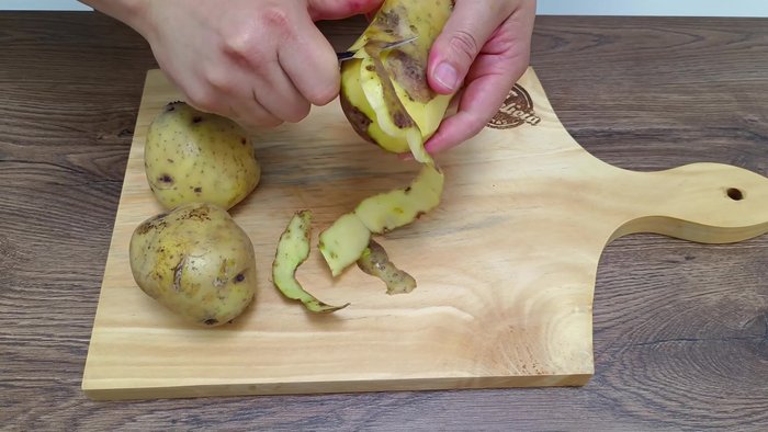 Lavar y pelar las tres papas. Enjuagar nuevamente y cortar en rodajas, luego en cubos pequeños.