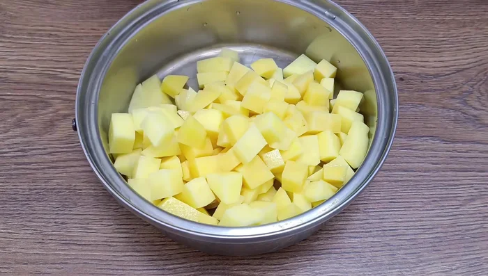 Cocer las papas en una olla con agua hasta cubrirlas y una cucharada rasa de sal durante 10 minutos.