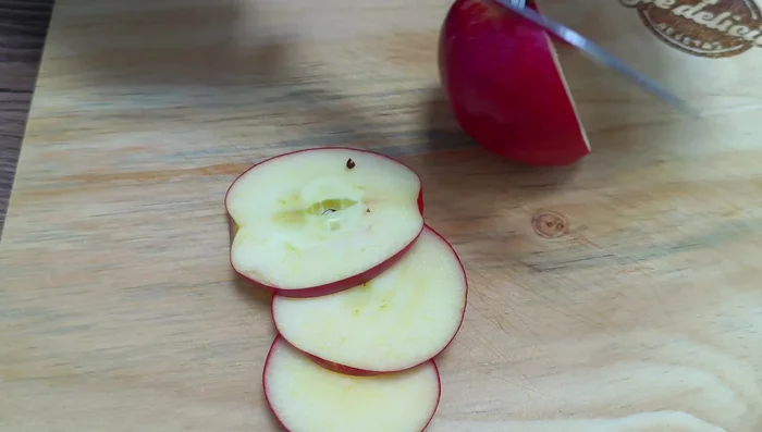 Lavar la manzana roja, retirar el corazón y las semillas. Cortar en cubos pequeños y reservar.