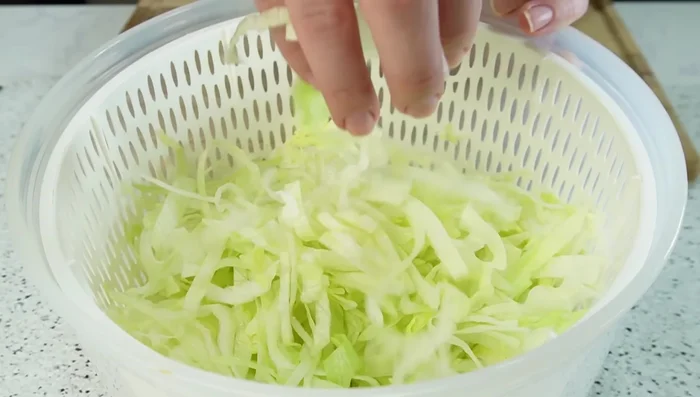 Lavar y desinfectar la lechuga. Picar en tiras delgadas. [145.599]
