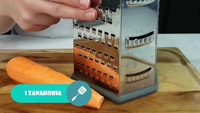 Rallar la zanahoria. [150.72]