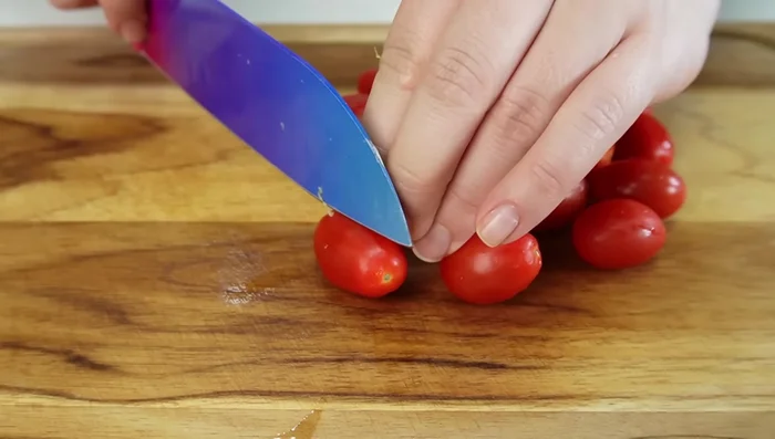Cortar los tomates cherry por la mitad. [161.879]
