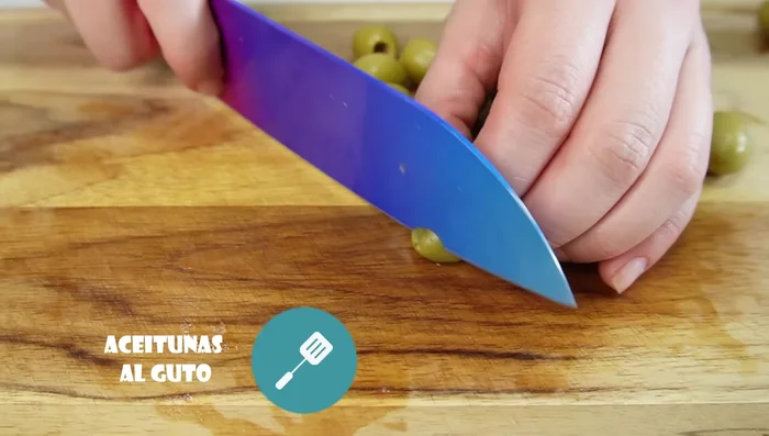 Picar las aceitunas en rodajas delgadas. [178.159]