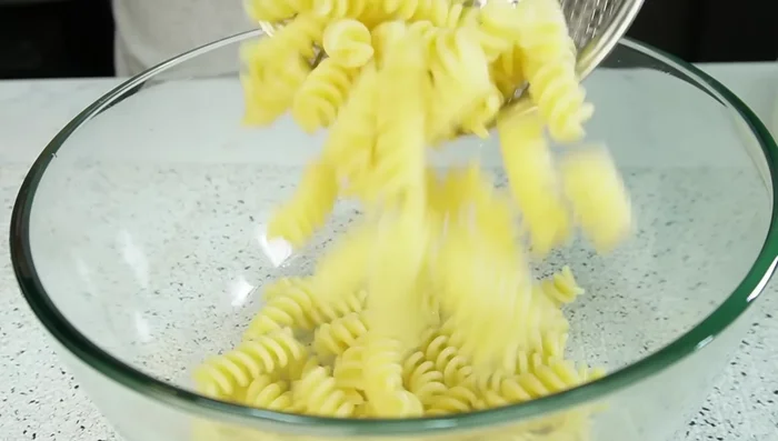 En un recipiente grande, colocar la pasta, la lechuga, la zanahoria, los tomates cherry, las aceitunas y los maicitos. [187.36]