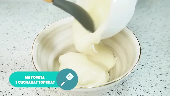 Preparar el aderezo: Mezclar la mayonesa, la crema de leche, el aceite de oliva, el jugo de limón, la sal y la pimienta. [286.28]