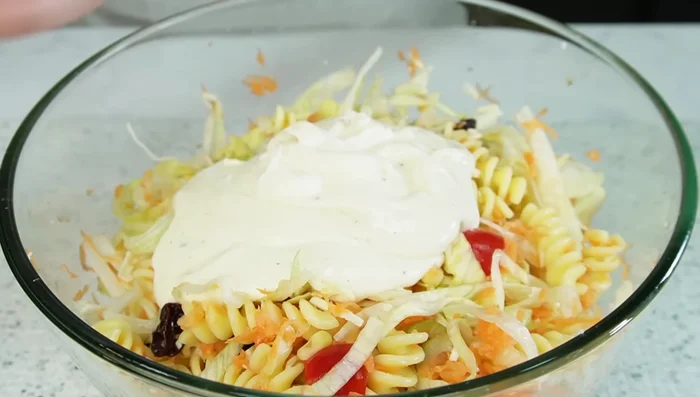 Agregar el aderezo a la ensalada y mezclar bien. [342.24]