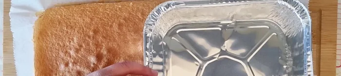 Una vez listo el bizcocho, dejar enfriar. Cortar la plancha de bizcocho del tamaño del molde. (130.36)