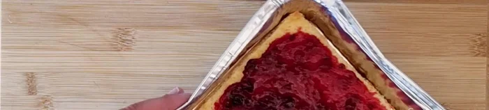 Extender una capa de brandy, mermelada de frutos rojos y nata montada sobre el bizcocho. (168.239)