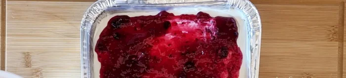 Repetir con otra capa de mermelada y la otra plancha de bizcocho. Tapar y refrigerar. (200.56)