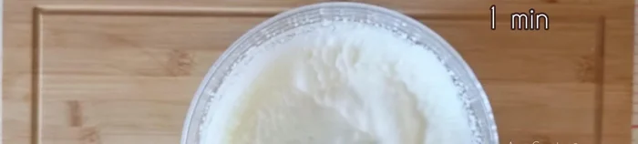 Mientras tanto, montar 300 ml de nata con 3 cucharadas de azúcar y 100 g de queso crema durante 1 minuto. (91.24)