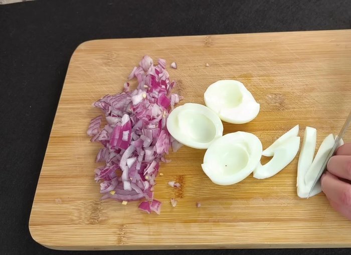 Picar la cebolla en brunoise y las claras de huevo. (143.36)