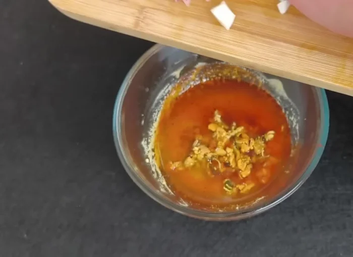 Añadir los mejillones picados, la cebolla y las alcaparras (o pepinillos/aceitunas) a la vinagreta. (198)