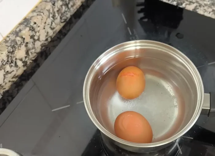Cocer los huevos con un poco de sal durante 10 minutos después de que empiecen a hervir. (43.079)