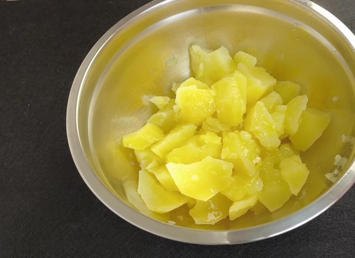 Aliñar las patatas calientes con aceite y vinagre. Es importante hacerlo mientras están calientes para que absorban mejor el aliño. (52.64)